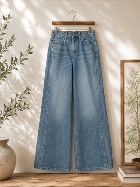 Everlane-High-Rise Wide-Leg Jeans in Light Blue Wash